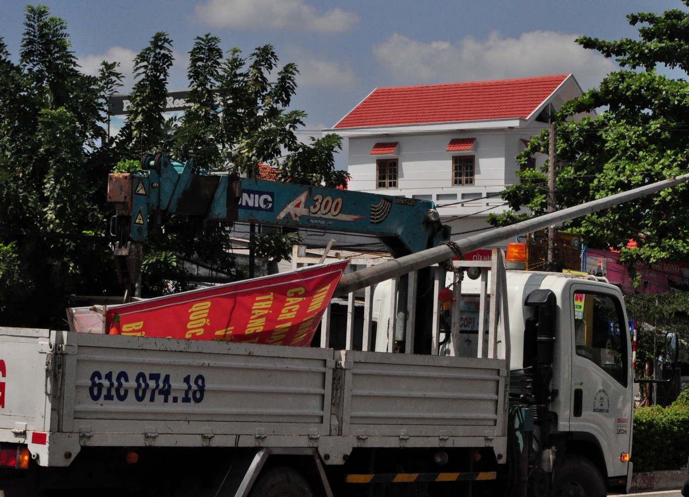 Cột đ&egrave;n g&atilde;y được lực lượng chức năng di dời khỏi hiện trường.