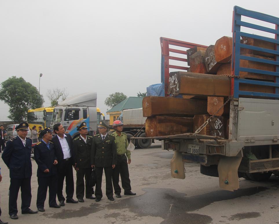 &Ocirc;ng Nguyễn Hồng Kỳ, Gi&aacute;m đốc Sở GTVT Nghệ An (thứ 3 từ tr&aacute;i qua phải) trực tiếp chỉ đạo việc xử l&yacute; c&aacute;c xe qu&aacute; tải v&agrave;o s&aacute;ng 14-11.