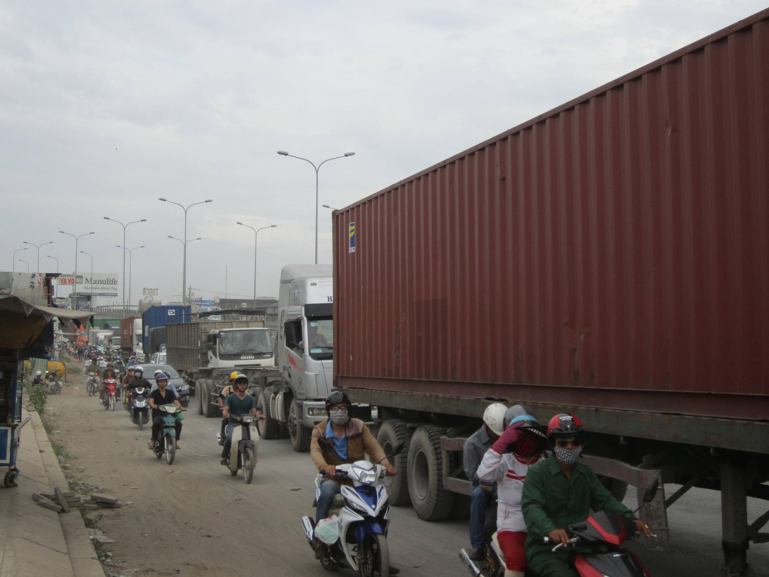 Vụ tai nạn l&agrave;m giao th&ocirc;ng bị &ugrave;n tắc k&eacute;o d&agrave;i.