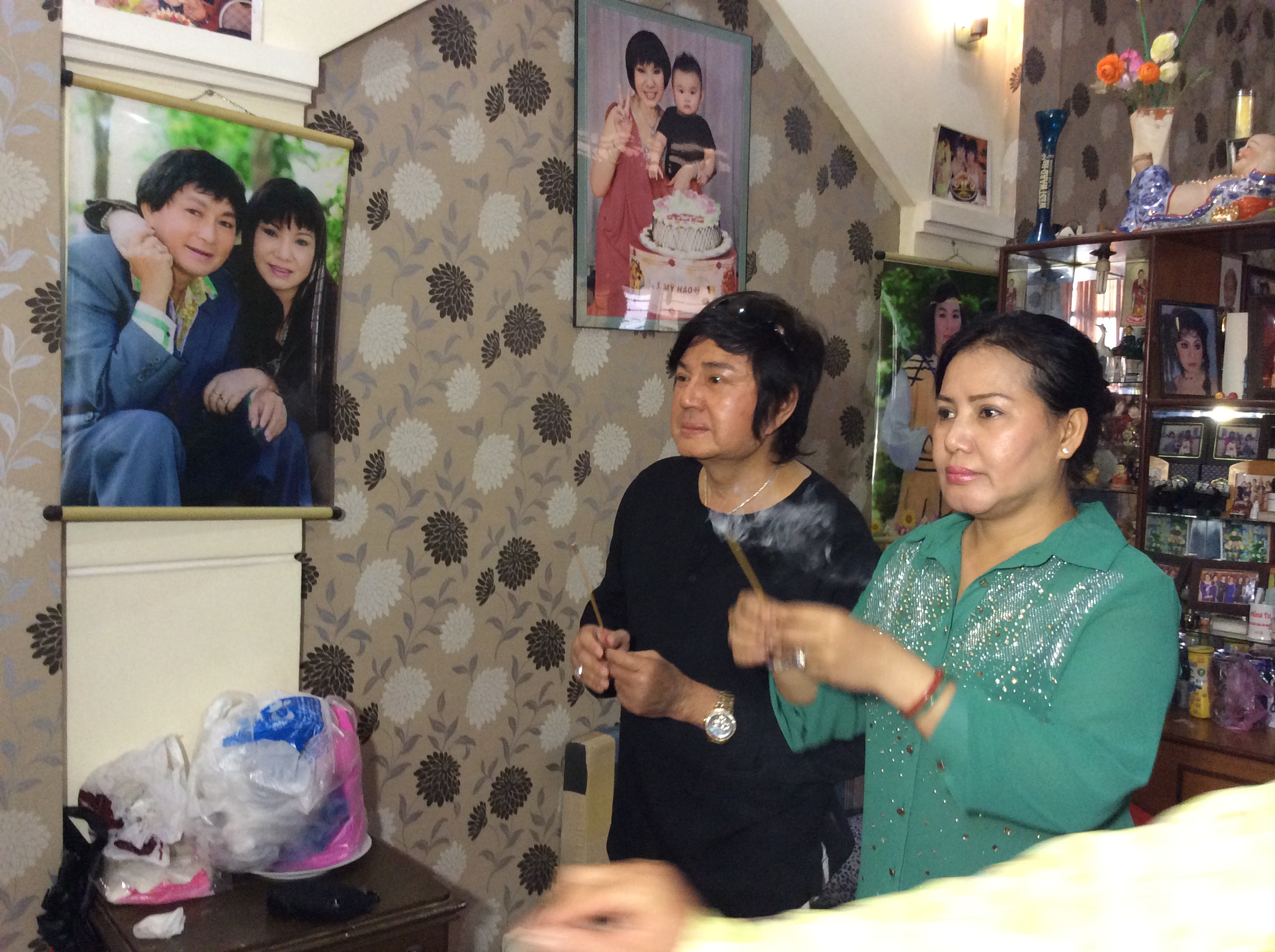 Vợ chồng Ch&acirc;u Thanh thắp hương trong ng&agrave;y giỗ thứ 6 của NSƯT MInh Phụng