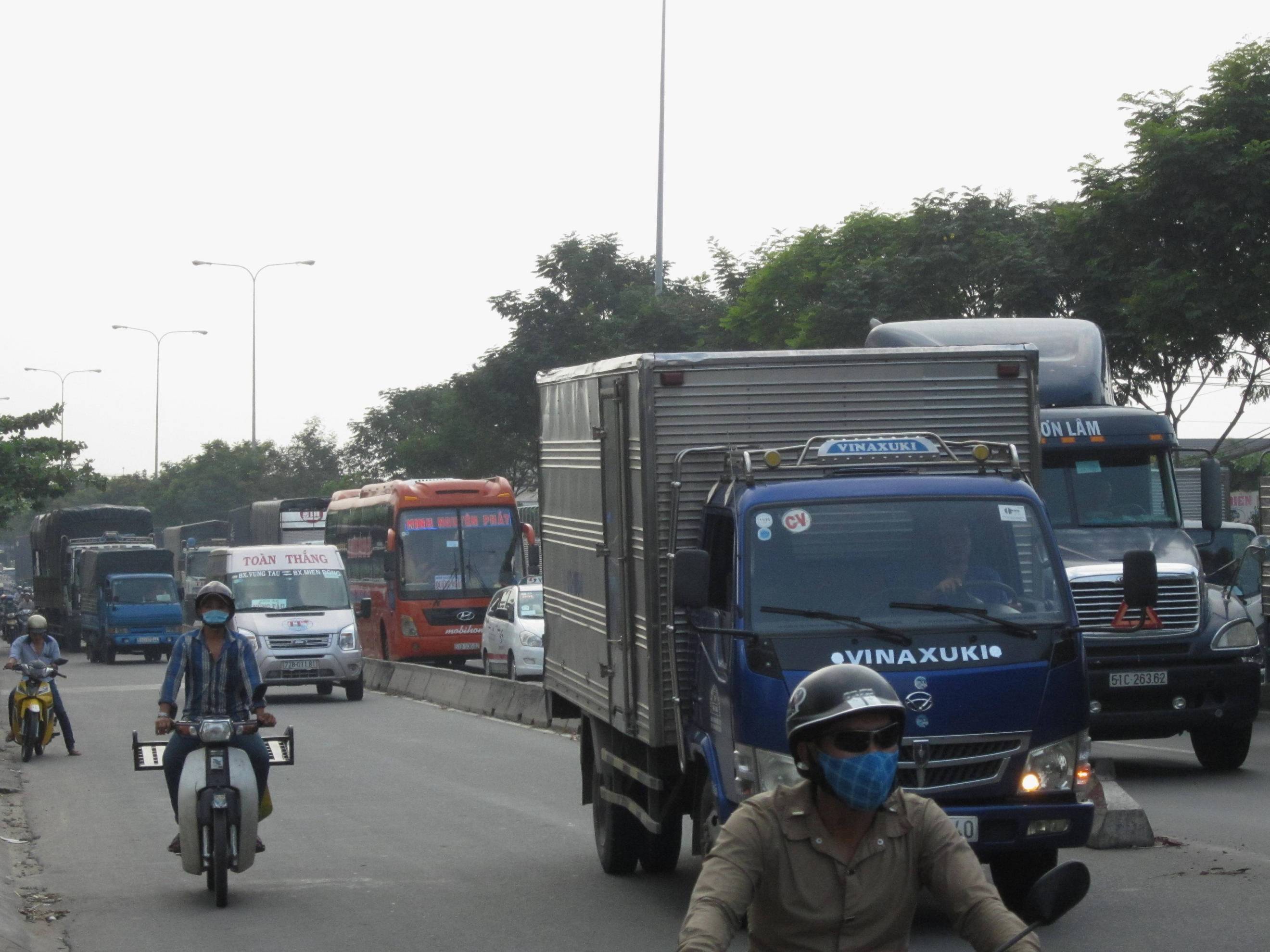 Vụ tai nạn lật xe l&agrave;m &ugrave;n tắc giao th&ocirc;ng cục bộ tại Quốc lộ 1, chiều 15-12
