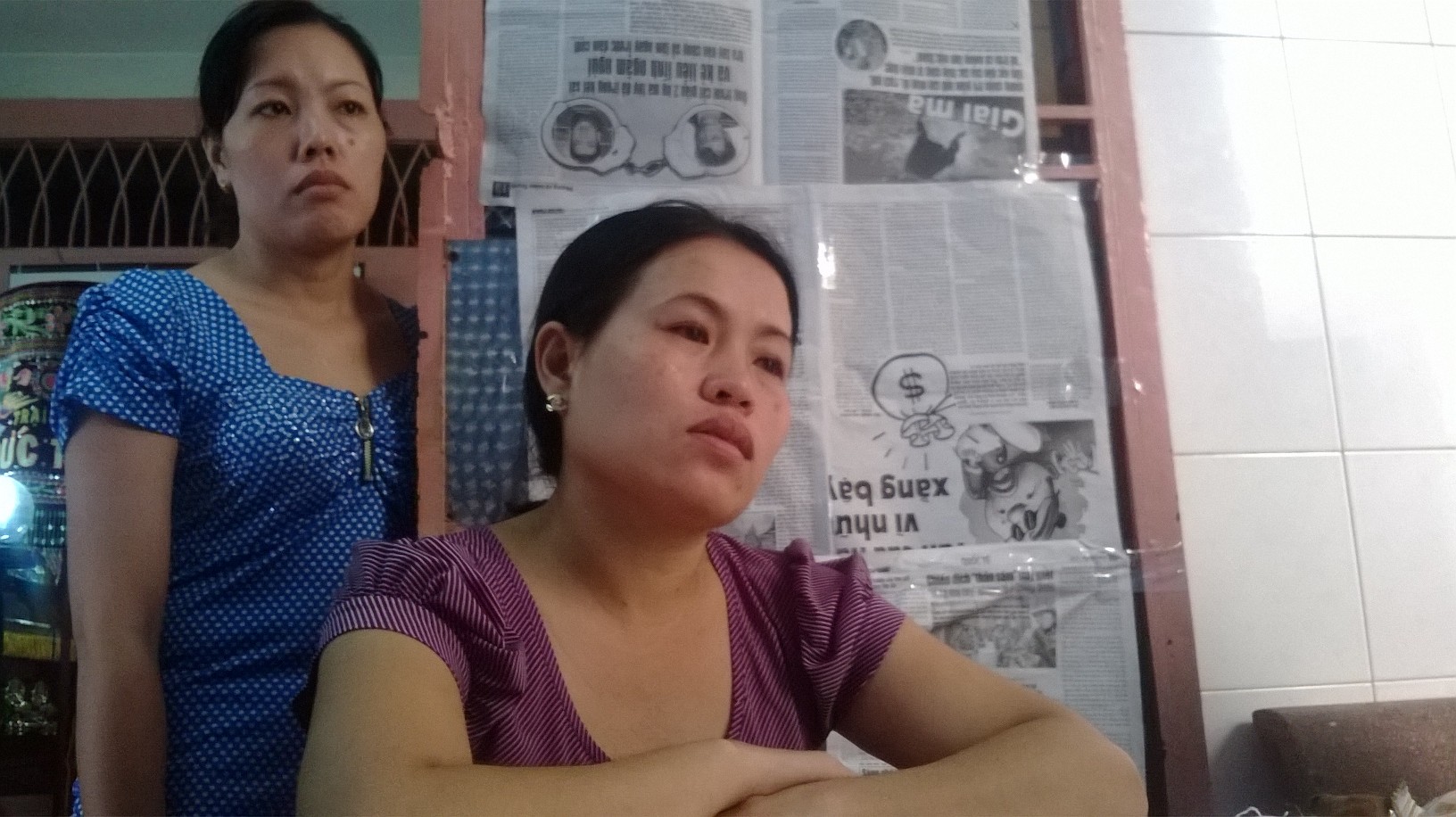 Mẹ em Phú (người ngồi) đau buồn trước cái chết tức tưởi khi con mình học bơi do trường tổ chức