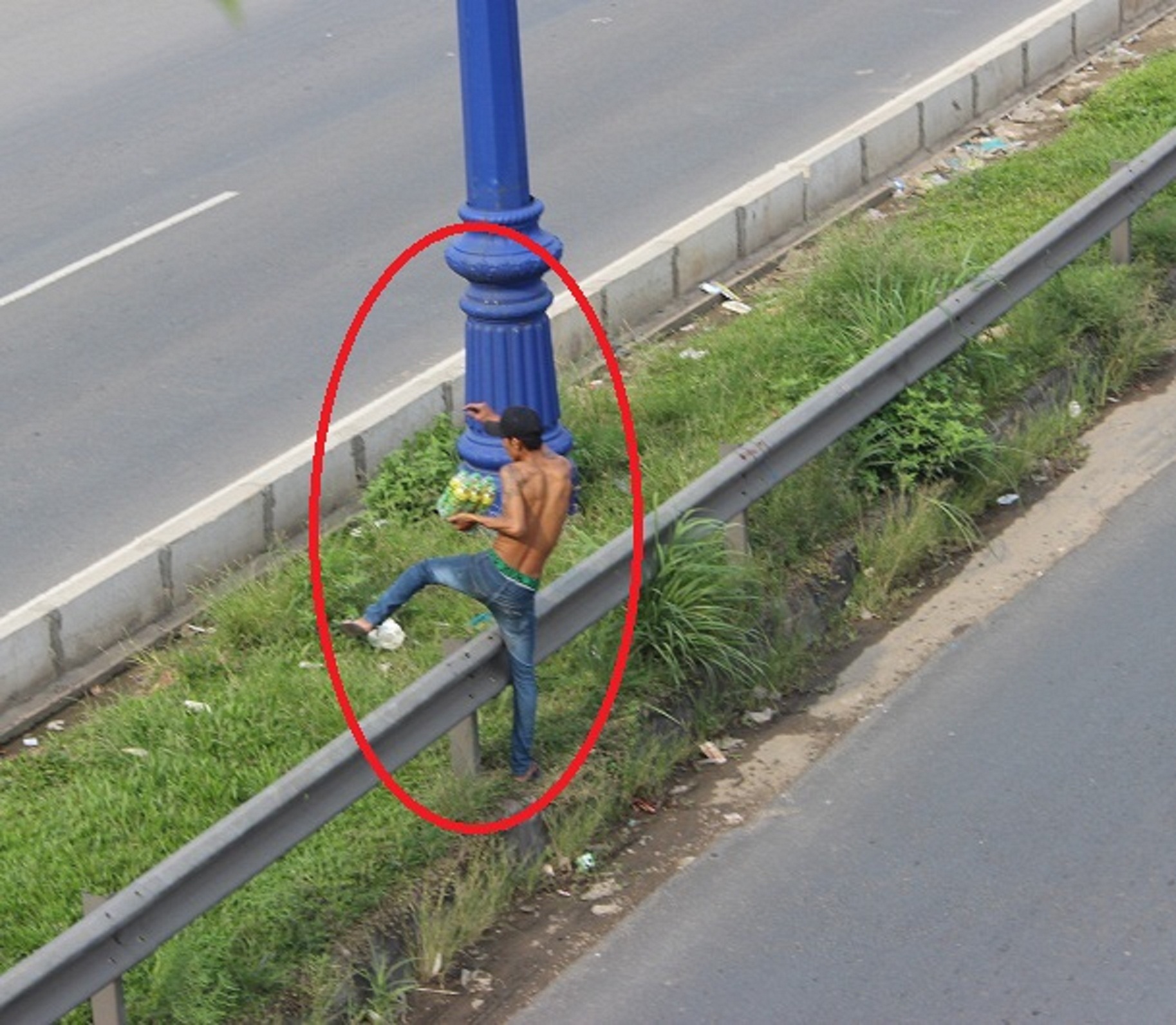 Thanh ni&ecirc;n &ocirc;m lốc nước ngọt bỏ chạy