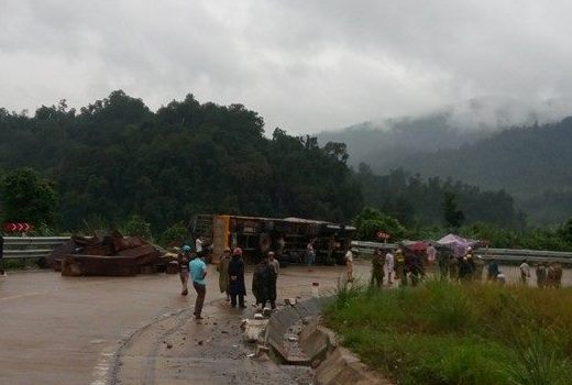 Lật xe chở gỗ, 2 người chết, 1 người nguy kịch