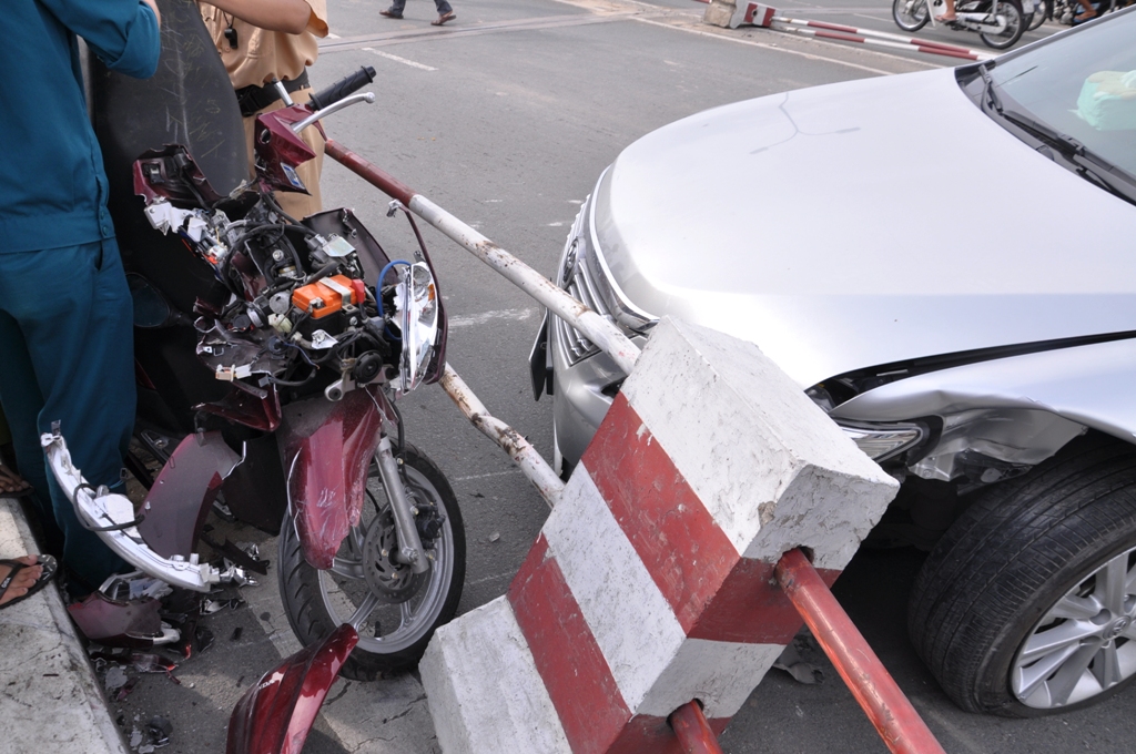 Đầu xe Vission bị bể nát