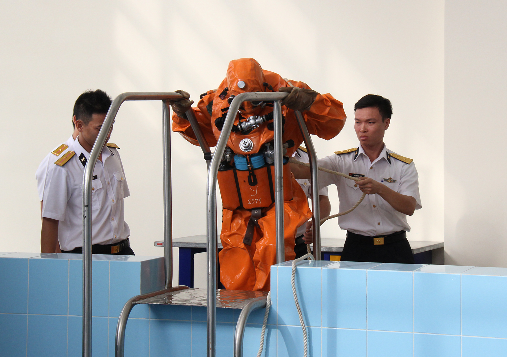 Huấn luyện tho&aacute;t hiểm của thủy thủ t&agrave;u ngầm