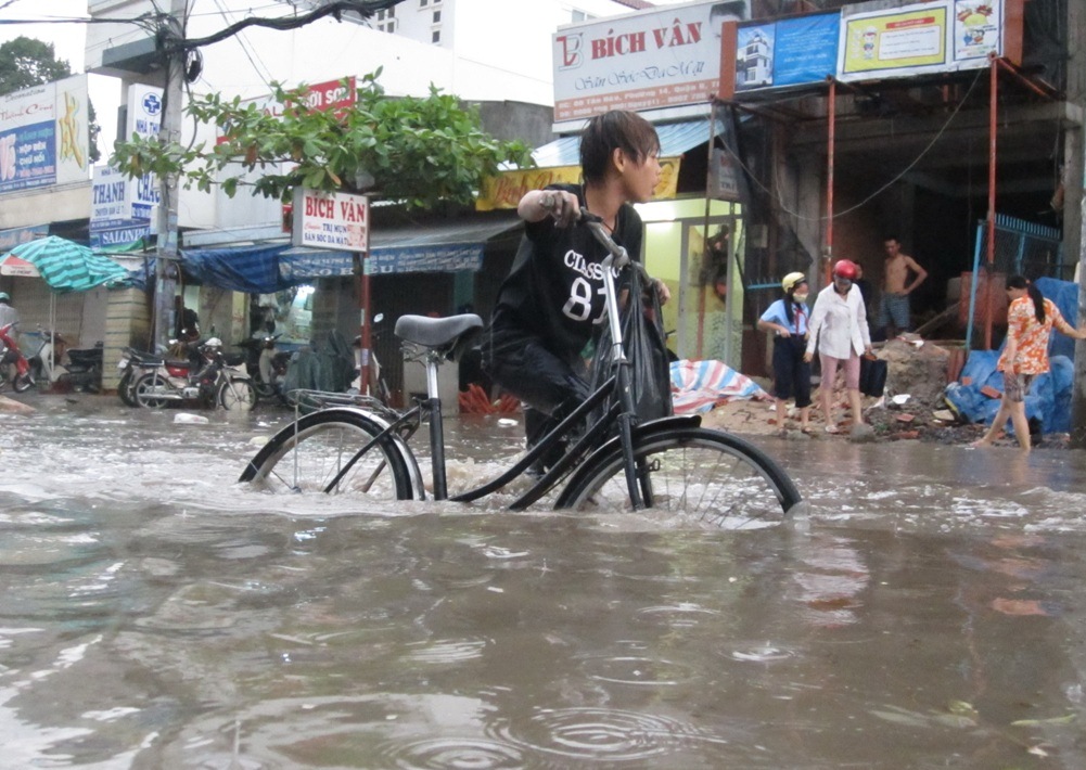 Nước ngập không cách gì chạy xe được
