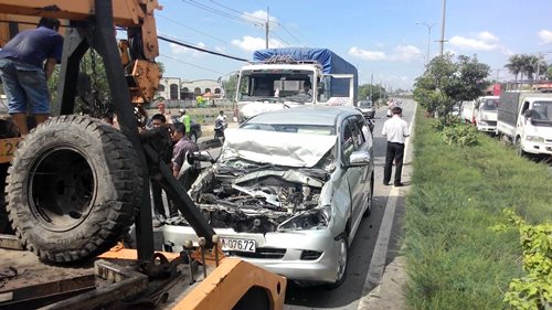 Xe tải tông liên hoàn 6 ô tô khi chờ đèn đỏ