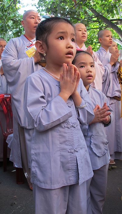 Tăng ni, phật tử v&agrave; những em b&eacute; tham gia đọc kinh cầu si&ecirc;u cho nạn nh&acirc;n tử vong v&igrave; TNGT.