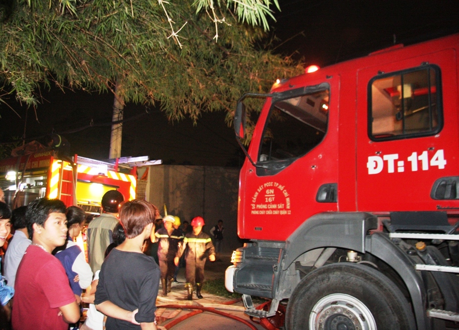 Lực lượng chữa cháy triển khai dập lửa tại cơ sở gỗ chuyên gia công bàn bi da trên đường Tân Xuân 6 (xã Tân Xuân, huyện Hóc Môn)