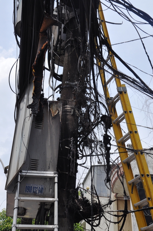 Sau vào tiếng nổ lớn ngọn lửa đã thiêu rụi toàn bộ thiết bị và dây điện trước nhà 133 Quang Trung