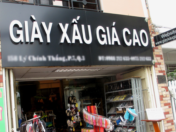 T&ecirc;n shop l&agrave; &ldquo;Gi&agrave;y xấu gi&aacute; cao&rdquo; nhưng thực chất cửa h&agrave;ng chuy&ecirc;n b&aacute;n những đ&ocirc;i gi&agrave;y h&agrave;ng hiệu.