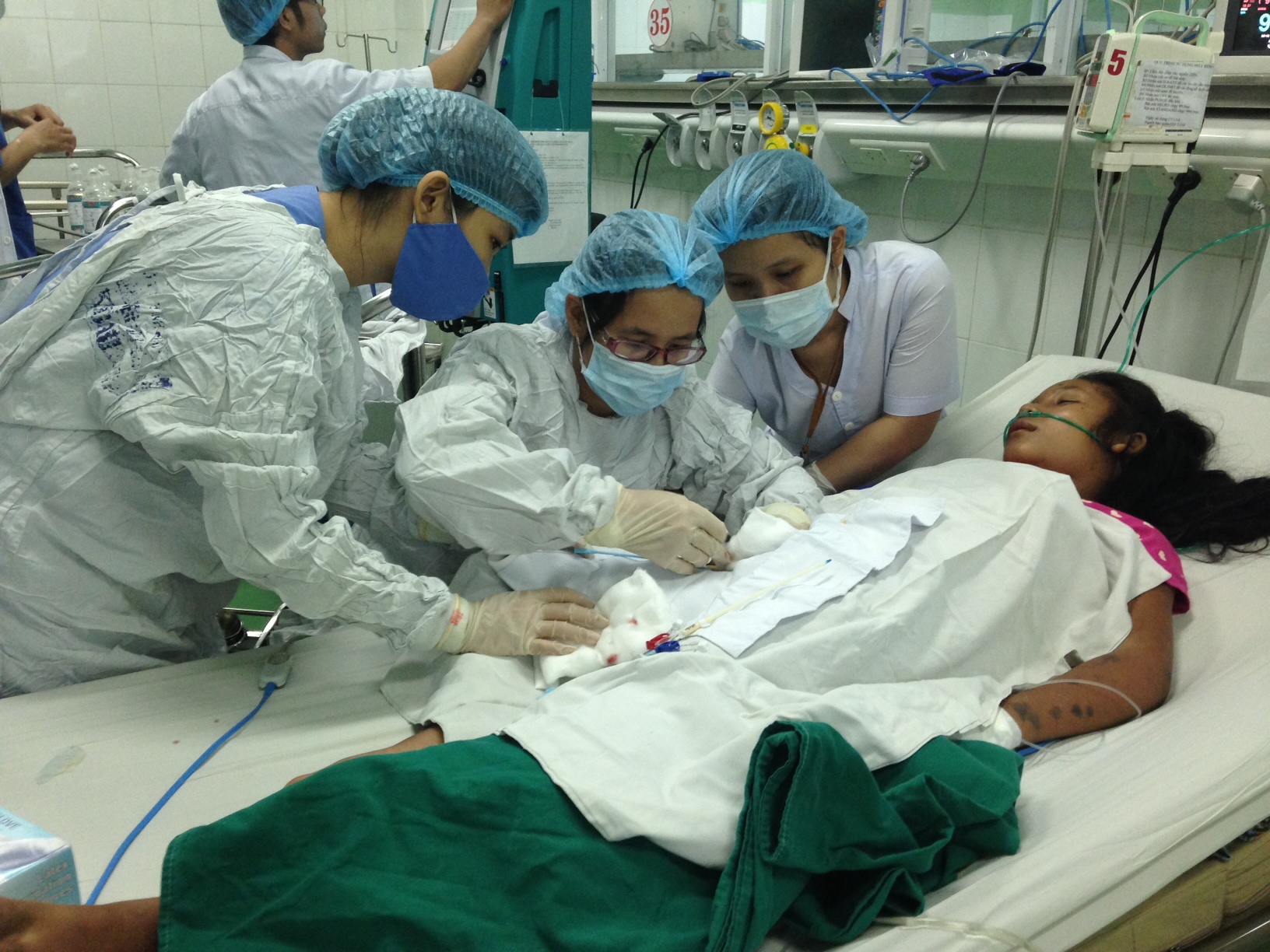 Các bác sĩ đang điều trị cho nạn nhân