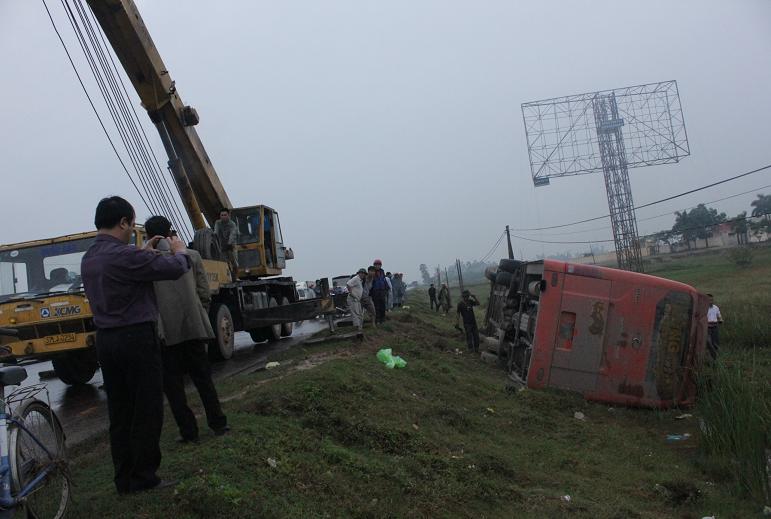 Xe cứu hộ c&oacute; mặt tại hiện trường để giải cứu xe kh&aacute;ch gặp nạn.