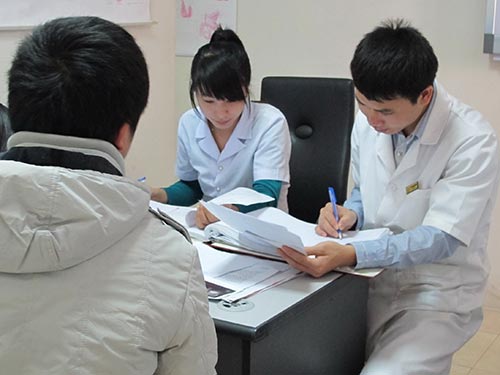 Tư vấn cho bệnh nhân về sức khỏe sinh lý tại Bệnh viện Nam học và Hiếm muộn Hà Nội