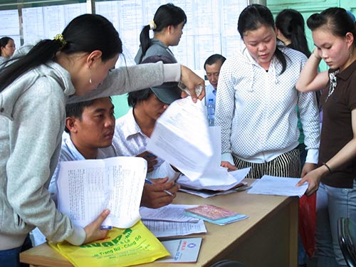 Người lao động làm thủ tục hưởng trợ cấp thất nghiệp ở Sàn Giao dịch việc làm tại TP HCM
