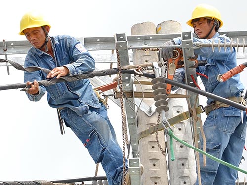 C&ocirc;ng nh&acirc;n EVN cải tạo lưới điện ở huyện Nh&agrave; B&egrave;, TP HCM Ảnh TẤN THẠNH
