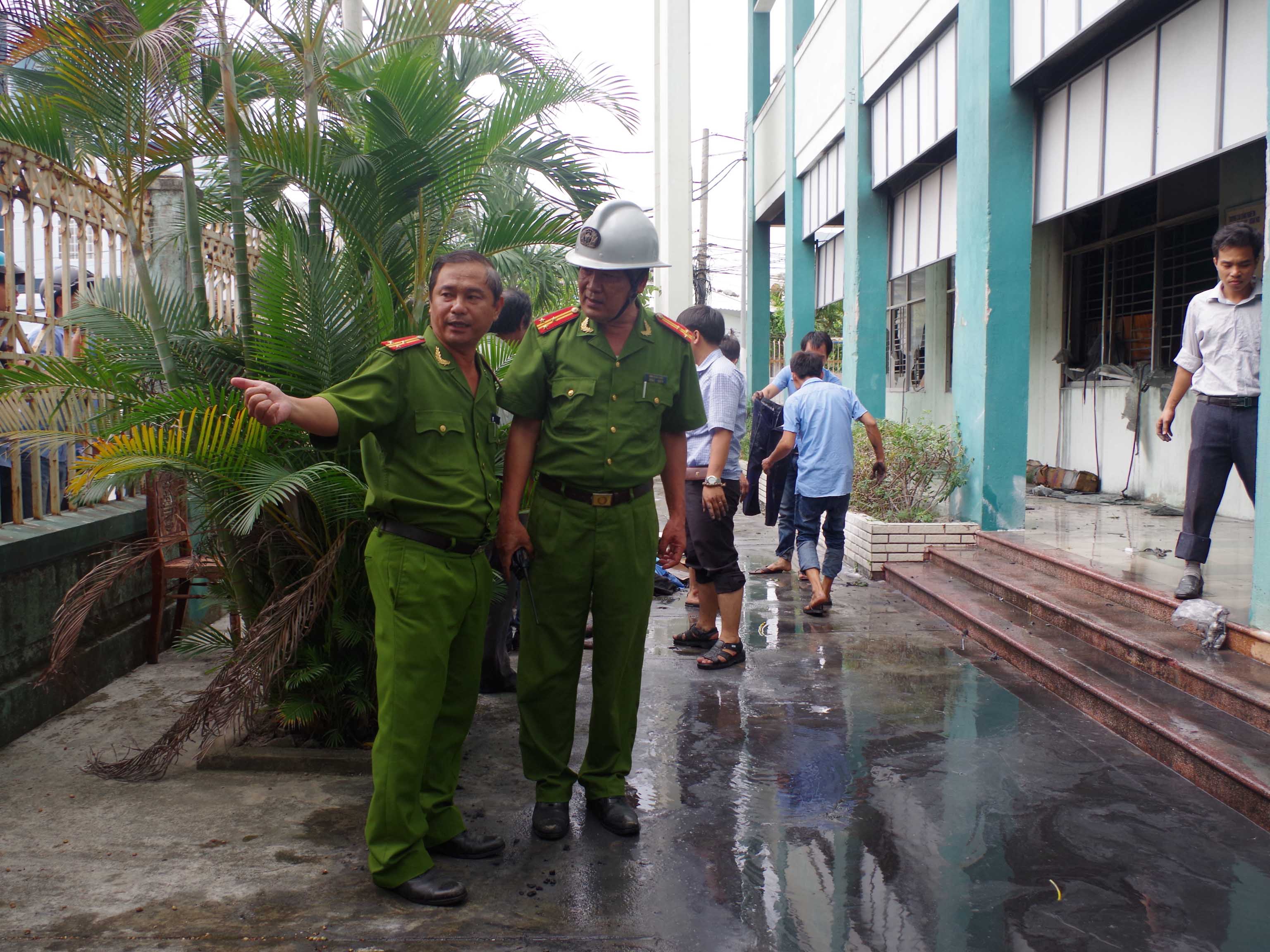 Nhiều sinh vi&ecirc;n c&ugrave;ng gi&aacute;o vi&ecirc;n đ&atilde; t&iacute;ch cực c&ugrave;ng Cảnh s&aacute;t ph&ograve;ng ch&aacute;y chữa ch&aacute;y cho trường