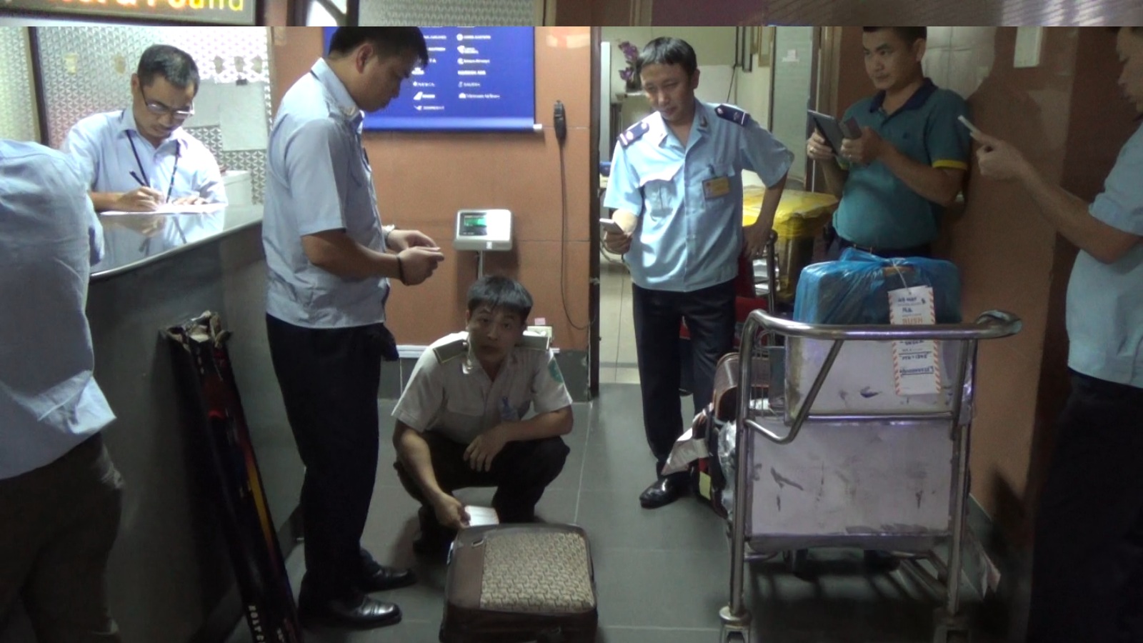 T&aacute;m kiện h&agrave;ng thất lạc, v&ocirc; chủ bị kiểm tra an nnh tại s&acirc;n bay quốc tế Nội B&agrave;i ng&agrave;y 29-5