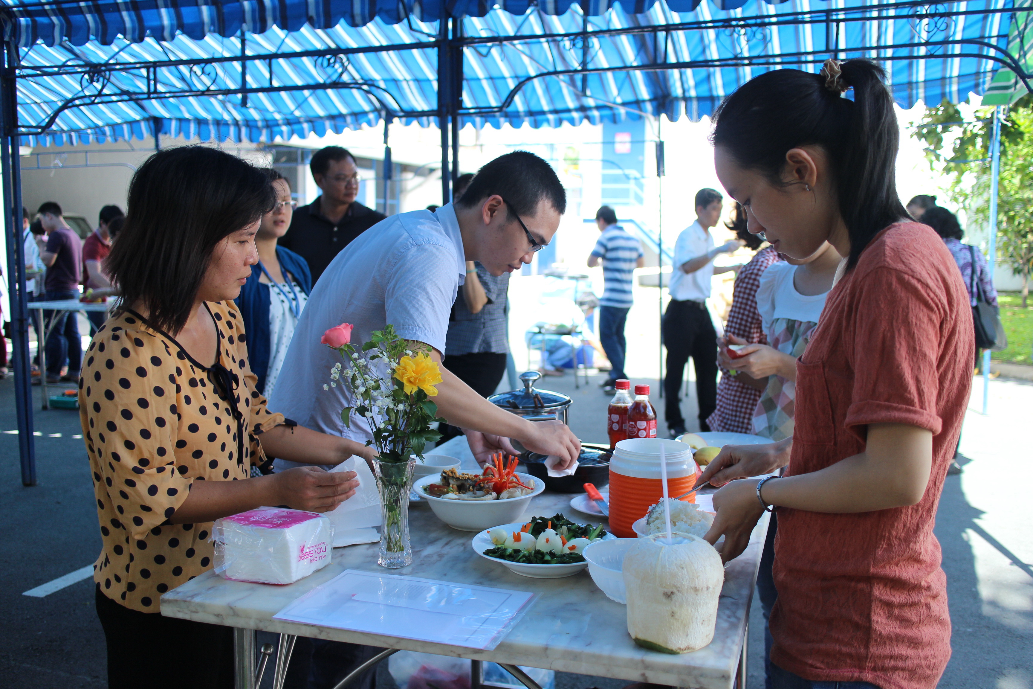 Nữ công nhân Công ty Sanofi - Aventis thi nấu ăn