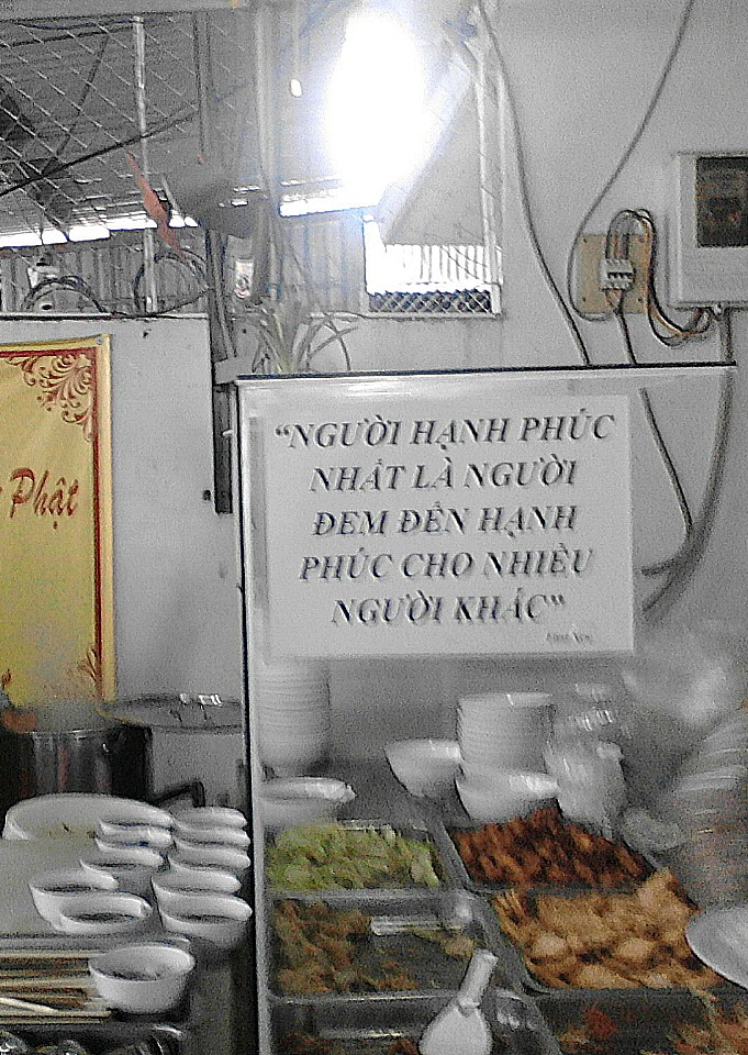 Những câu nói thấm đẫm tình người được trang trí xung quanh quán