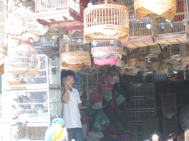 Anh Sơn đang hướng dẫn kh&aacute;ch h&agrave;ng qua điện thoại. Ảnh: Quốc Huy.
