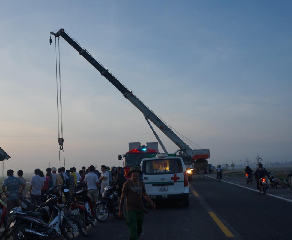 xe cứu thương, cần cẩu được huy động để giải cứu c&aacute;c nạn nh&acirc;n mặc kẹt đưa đi cấp cứu.