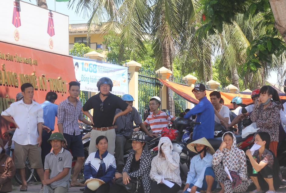 Người nh&agrave; &ldquo;đội nắng&rdquo; chờ c&aacute;c thi sinh l&agrave;m b&agrave;i.