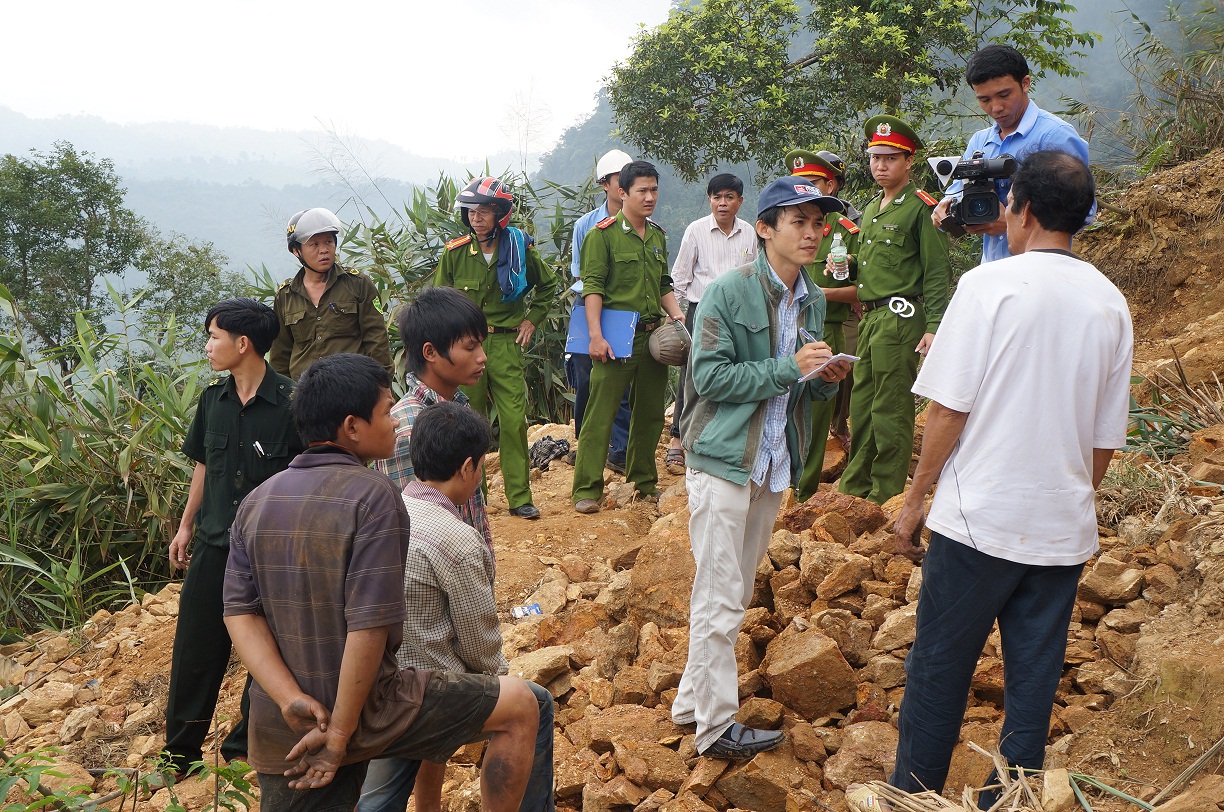 Nổ bình oxy của “vàng tặc”, hai cán bộ bị thương nặng