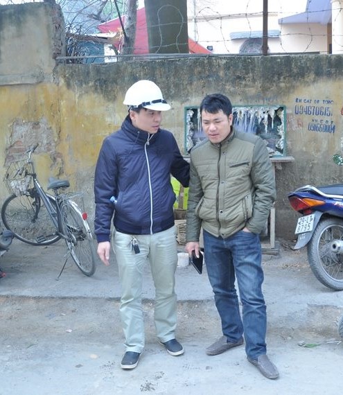 T&agrave;i xế Nguyễn B&aacute; Dương (phải), người điều khiển chiếc taxi bị gi&agrave;n gi&aacute;o đ&egrave; l&ecirc;n