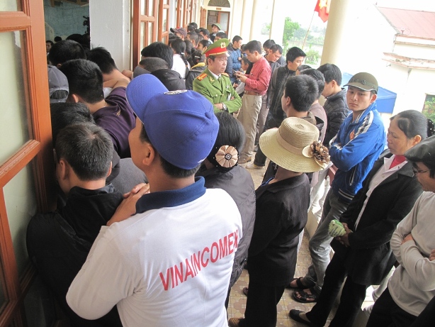 Kh&ocirc;ng được v&agrave;o ph&ograve;ng họp nơi tổ chức xin lỗi, nhiều người d&acirc;n chen lấn ngo&agrave;i cửa