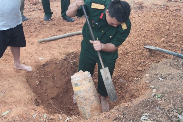 Làm đường vào khu di tích, phát hiện quả bom 125 kg