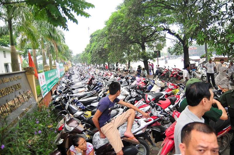 B&atilde;i gửi xe ph&iacute;a b&ecirc;n ngo&agrave;i cổng VFF đ&atilde; chật k&iacute;n từ 7 giờ s&aacute;ng