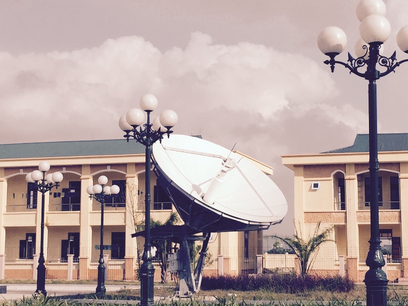 Trạm VSAT - hệ thống th&ocirc;ng tin vệ tinh c&oacute; t&aacute;c dụng đồng bộ th&ocirc;ng tin li&ecirc;n lạc th&ocirc;ng suốt, song song với đường c&aacute;p quang v&agrave; dự ph&ograve;ng khi c&aacute;p quang trục trặc