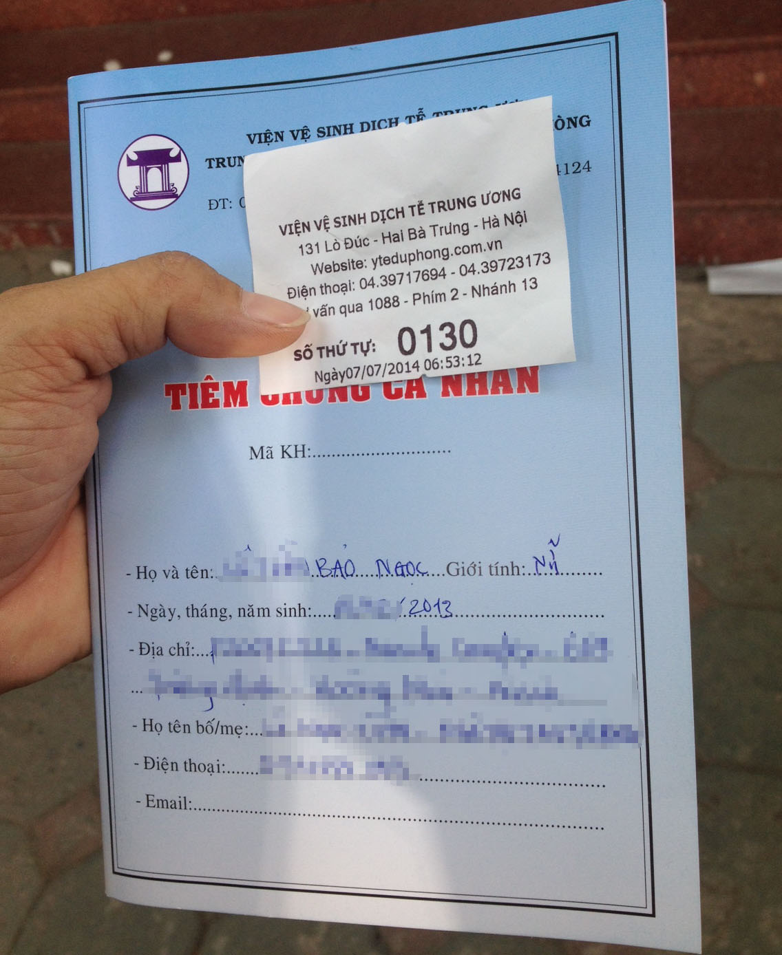 C&oacute; mặt tại trung t&acirc;m ti&ecirc;m chủng trước 7 giờ s&aacute;ng nhưng số thứ tự của con g&aacute;i anh L&ecirc; Ngọc T&ugrave;ng l&agrave; 130. Đến 9 giờ s&aacute;ng khi vợ con anh T&ugrave;ng c&oacute; mặt để ti&ecirc;m th&igrave; mới chỉ c&oacute; 31 trẻ được kh&aacute;m tư vấn v&agrave; s&agrave;ng lọc