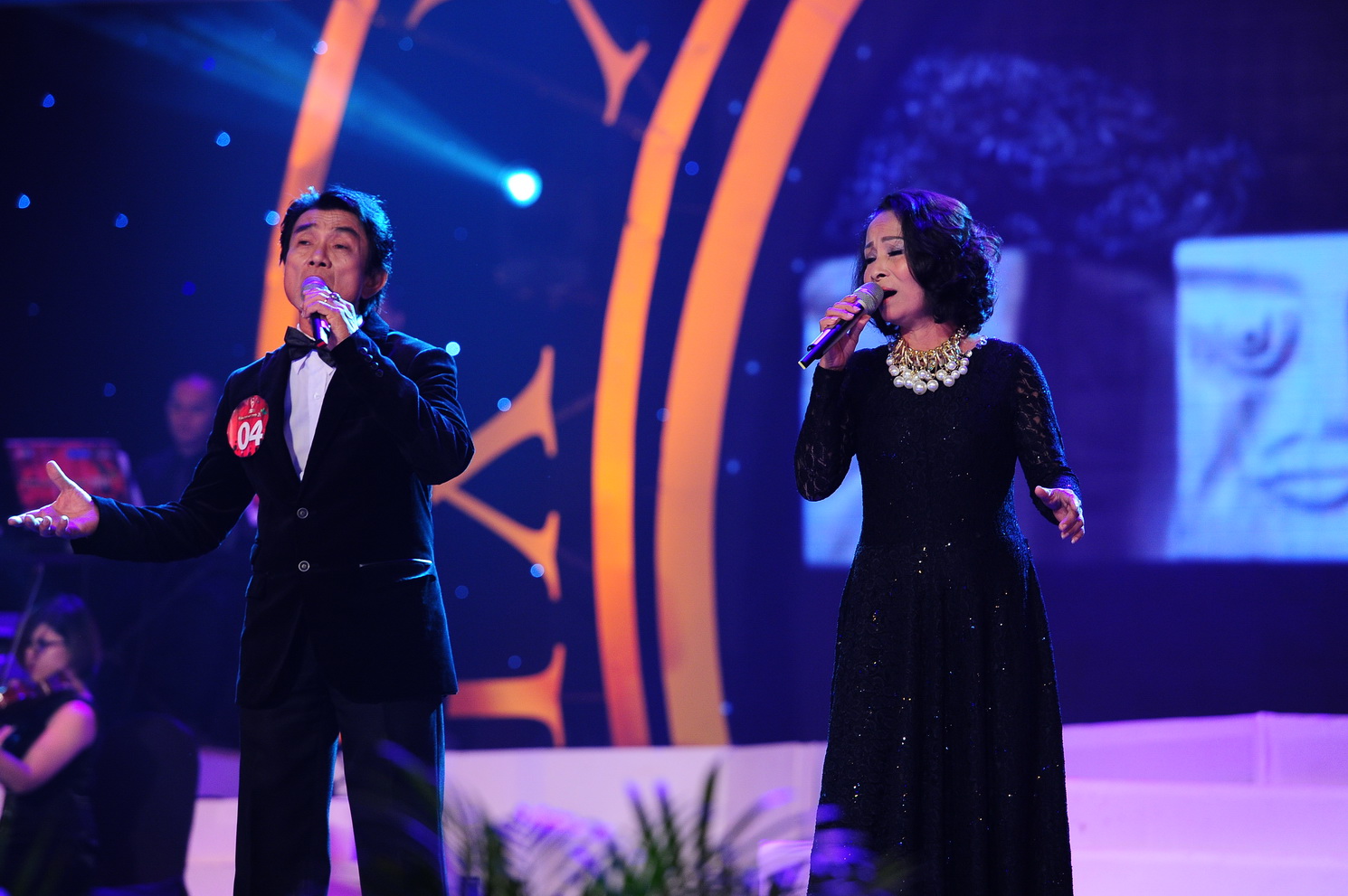 Huy&ecirc;n Ch&iacute; B&igrave;nh song ca c&ugrave;ng Kim Thoa trong ca kh&uacute;c Mười năm t&igrave;nh cũ