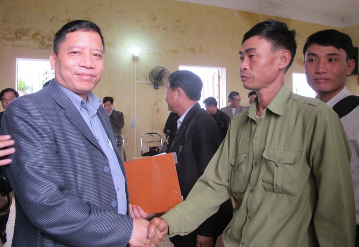 L&atilde;nh đạo TAND TP Hải Ph&ograve;ng (tr&aacute;i ảnh) gửi lời xin lỗi đến &ocirc;ng Cầu