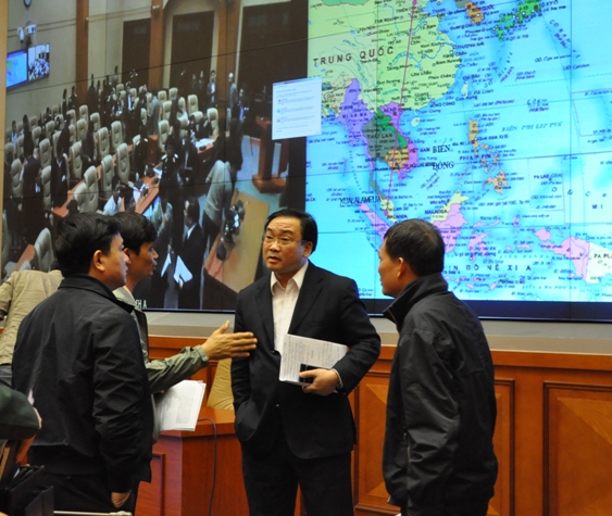 Ph&oacute; Thủ tướng Ho&agrave;ng Trung Hải trao đổi với c&aacute;c đại biểu