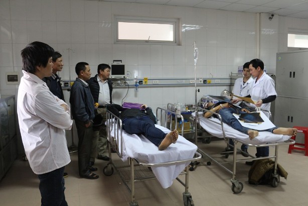 C&aacute;c nạn nh&acirc;n đang được cấp cứu tại Bệnh viện Đa khoa 115 (TP Vinh - Nghệ An)