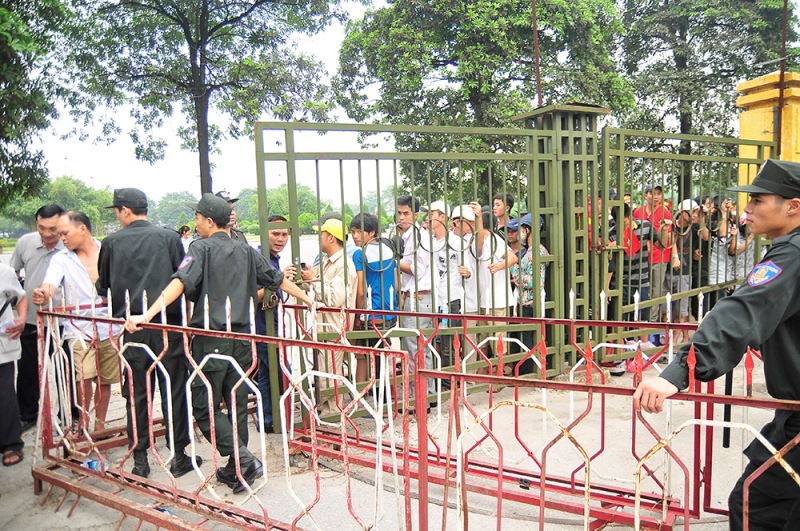 VFF đ&atilde; phải nhờ tới sự trợ gi&uacute;p của cảnh s&aacute;t cơ động v&agrave; lập h&agrave;ng r&agrave;o