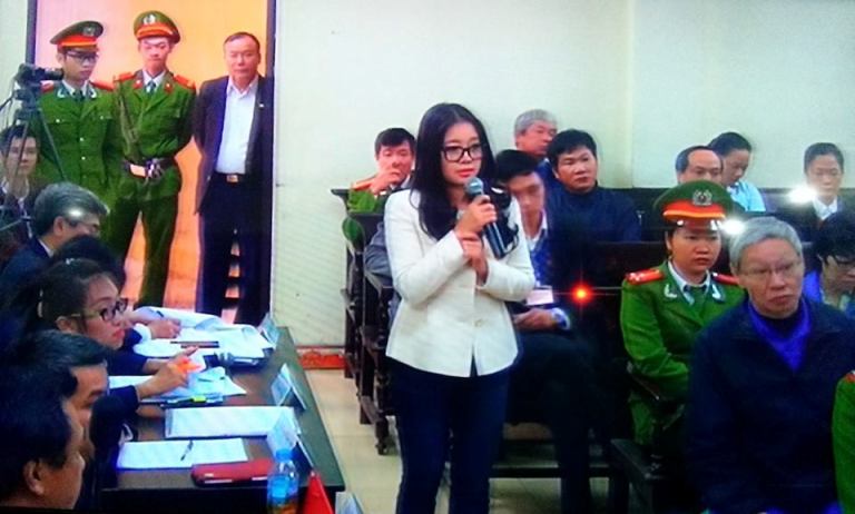 Bà Đặng Ngọc Lan, vợ bầu Kiên, trước toà sáng 2-12. Ảnh chụp qua màn hình
