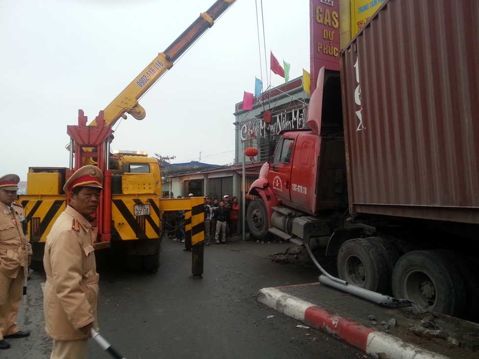 Lực lượng chức năng tiến h&agrave;nh giải toả hiện trường