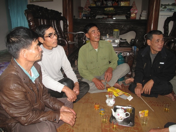 B&agrave; con h&agrave;ng x&oacute;m đến ch&uacute;c mừng &ocirc;ng Cầu