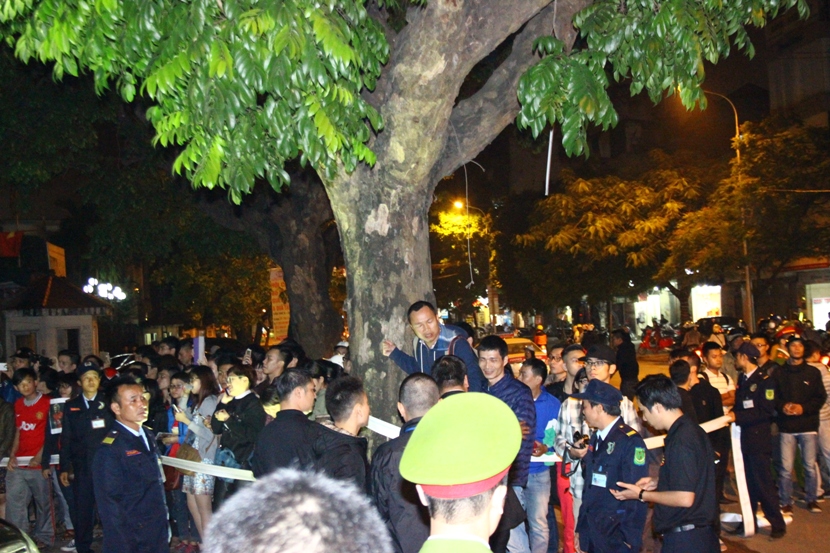 C&agrave;ng về khuya, lượng fan h&acirc;m mộ đổ về c&agrave;ng đ&ocirc;ng