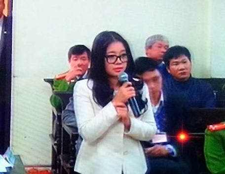 Vợ bầu Kiên bật khóc trước toà, chủ tọa động viên an ủi