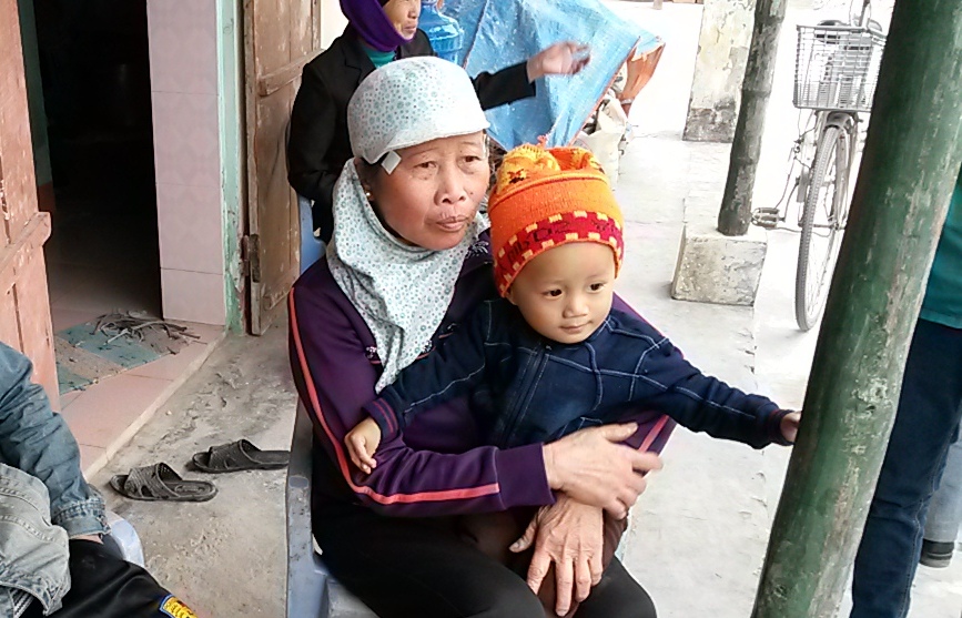 B&agrave; Nguyễn Thị Ngọt b&agrave;ng ho&agrave;ng kể lại về gi&acirc;y ph&uacute;t ch&igrave;m thuyền