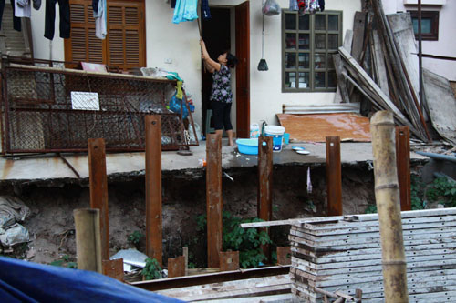 Một trong những hộ d&acirc;n thuộc diện giải tỏa dở dang, nền m&oacute;ng v&agrave; hi&ecirc;n nh&agrave; của một nh&agrave; d&acirc;n bị ăn s&acirc;u, nguy cơ c&oacute; thể sụp lở bất cứ l&uacute;c n&agrave;o