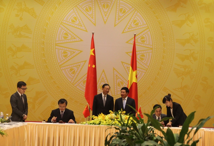 Ph&oacute; Thủ tướng, Bộ trưởng Ngoại giao Phạm B&igrave;nh Minh v&agrave; Uỷ vi&ecirc;n Quốc vụ Dương Khiết Tr&igrave; chứng kiến lễ k&yacute; kết Bi&ecirc;n bản Phi&ecirc;n họp lần thứ 7 Uỷ ban chỉ đạo hợp t&aacute;c song phương Việt Nam - Trung Quốc