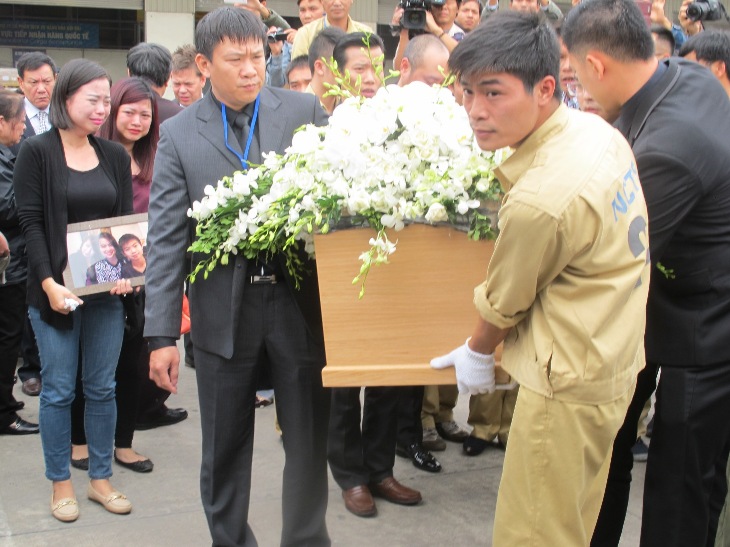 Thi h&agrave;i 3 mẹ con về H&agrave; Nội l&uacute;c 12 giờ 15 ph&uacute;t