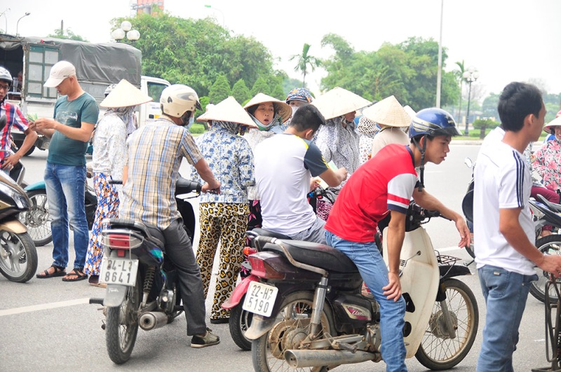 V&eacute; chợ đen đ&atilde; xuất hiện ngay b&ecirc;n ngo&agrave;i trụ sở VFF